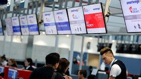 Cestující se společností Smartwings na Letišti Václava Havla v Praze