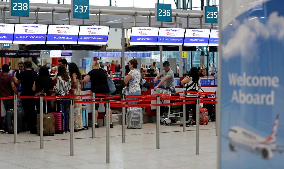 Cestující se společností Smartwings na Letišti Václava Havla v Praze (22. 10. 2019)