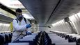 Desinfekce letounů Smartwings na letišti v Praze