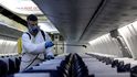 Desinfekce letounů Smartwings na letišti v Praze