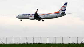 Letoun společnosti Smartwings přistává na pražském Letišti Václava Havla