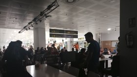 Cestující čekali na letišti dlouhé hodiny.