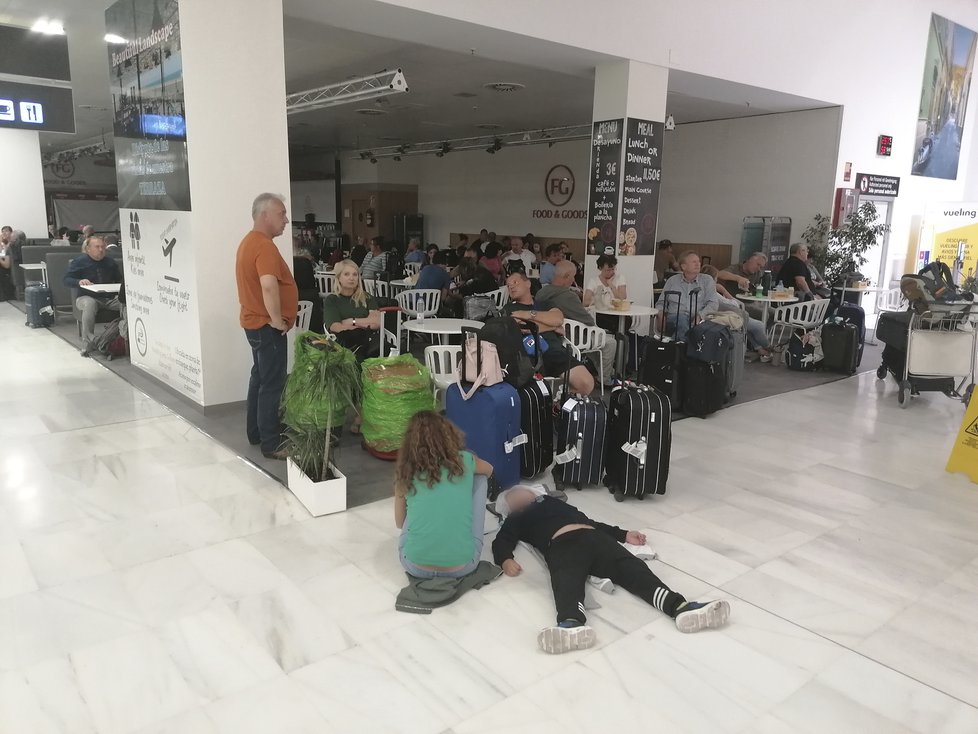 Cestující čekali na letišti dlouhé hodiny.