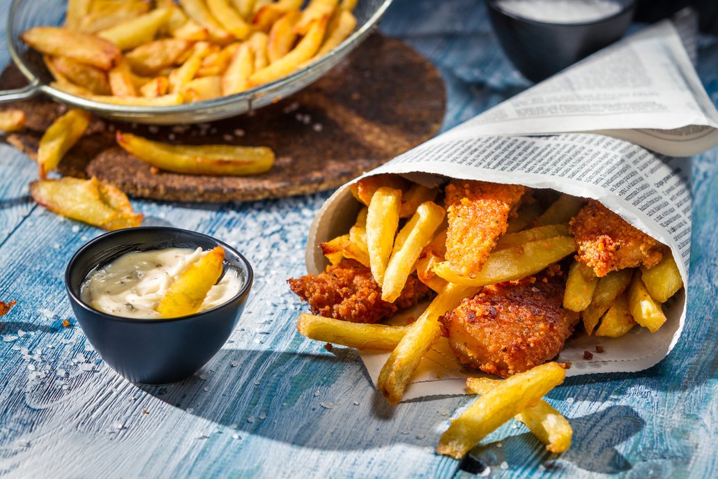 Z rybích hranolek si můžete udělat klasické &#34;fish&chips&#34; menu