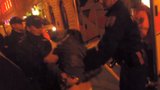 VIDEO: Konflikt před bordelem Ve Smečkách: Namol opilá tanečnice napadla strážníky