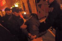VIDEO: Konflikt před bordelem Ve Smečkách: Namol opilá tanečnice napadla strážníky
