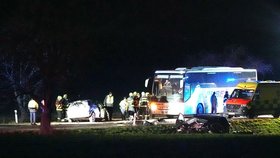 Hrůza u Smečna: Střet osobních automobilů si vyžádal dva mrtvé.
