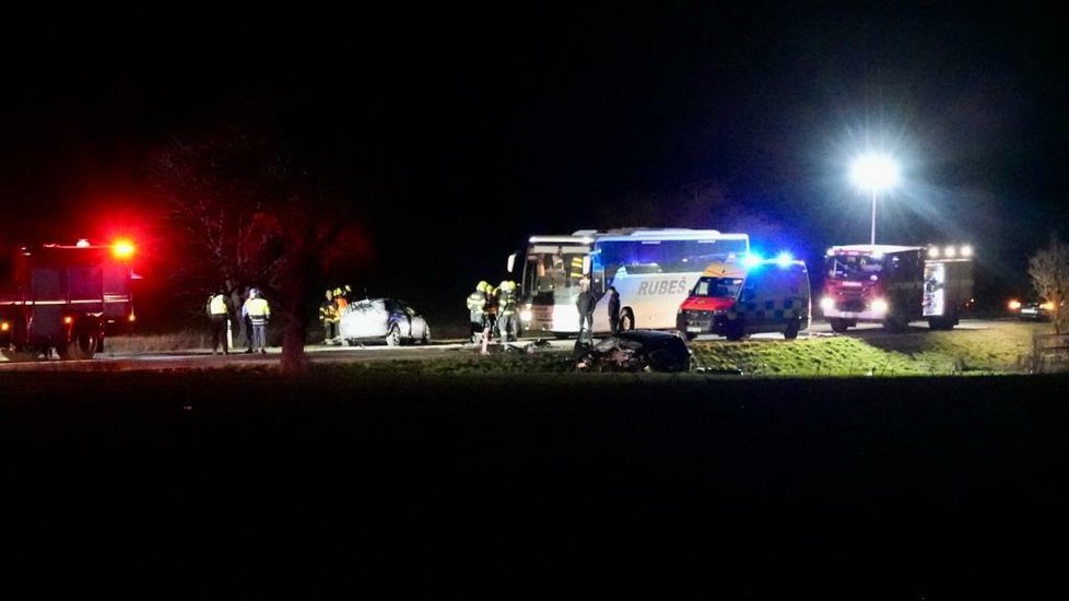 Hrůza u Smečna: Střet osobních automobilů si vyžádal dva mrtvé.