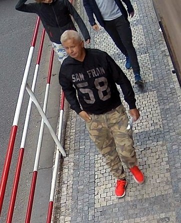 Pražská policie pátrá po zloději, který okradl nejméně dvě seniorky.