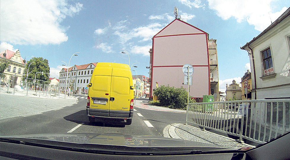 ..a prodejce s nimi vyráží za město směr bankomat