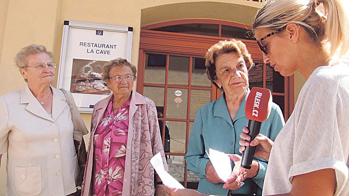 Tyhle seniorky netušily, že se jedná o předváděčku