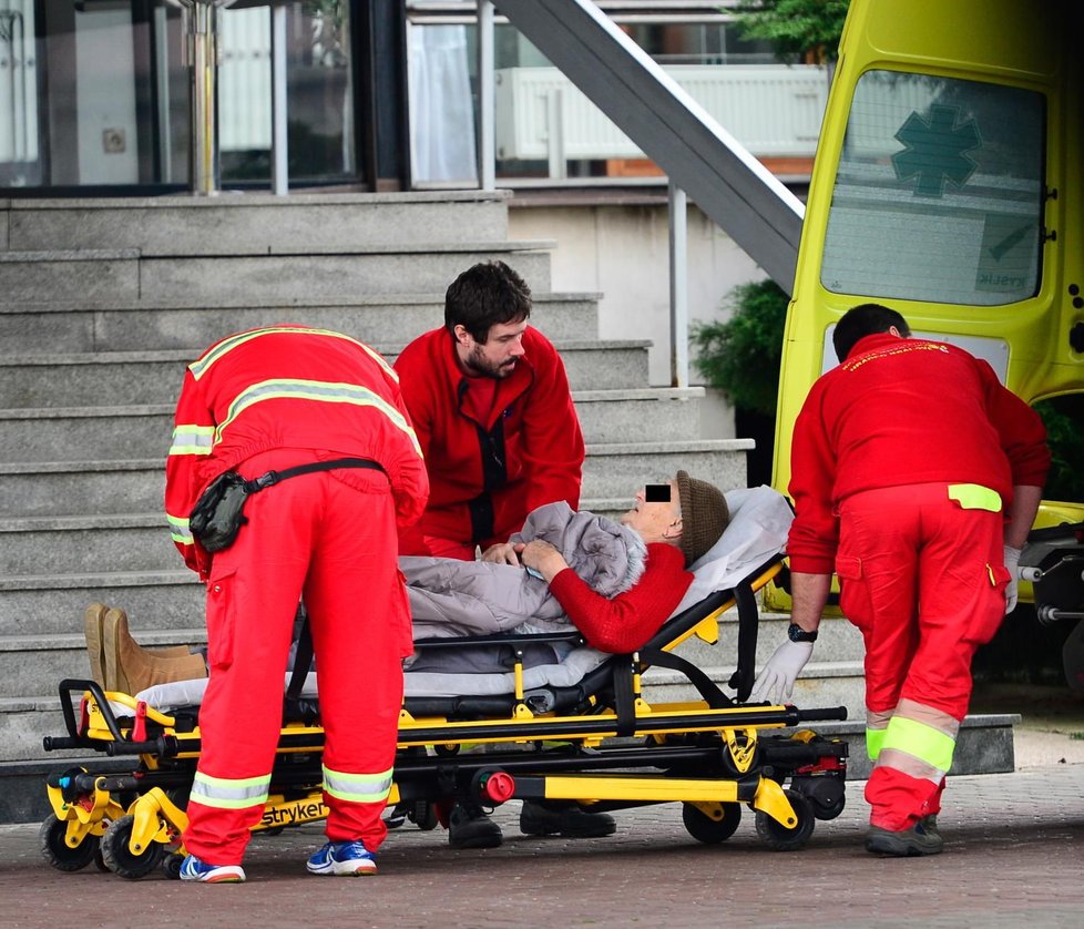 Seniorku (77) z předváděcí akce musela odvézt rychlá záchranná služba. Podle odborníků jí šlo o život.