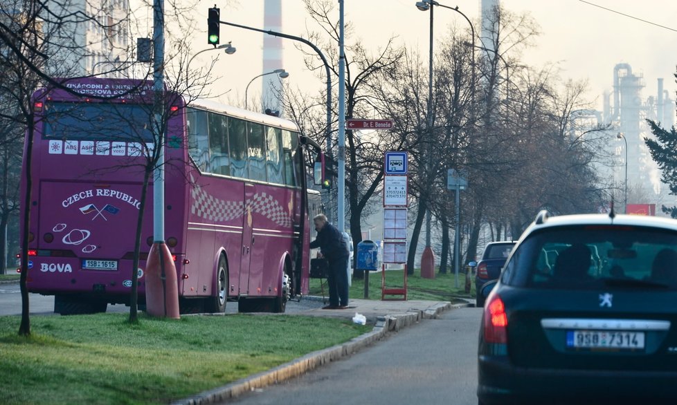 Starý muž nastupuje do autobusu v Kralupech nad Vltavou v 6:45, domů ale s ostatními už nejede...
