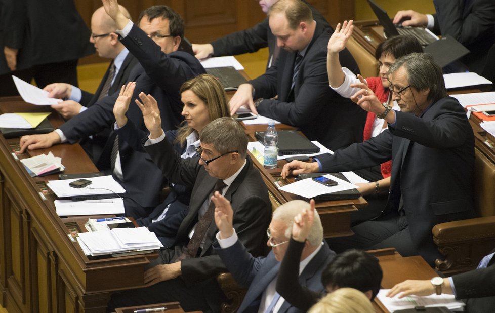 Blesk slaví velký úspěch! Poslanecká sněmovna dnes schválila zákon proti šmejdů