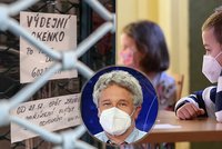Smejkalovi experti varují: Obchody by při otevírání neměly předběhnout školy. Počkají si týden?