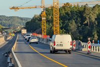 Most Šmejkalka na D1 na Prahu je opravený: Do léta omezení ve směru na Brno