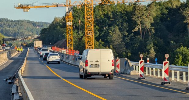 Ředitelství silnic a dálnic (ŘSD) zprovoznilo 6. září opravenou část mostu Šmejkalka na 24. kilometru dálnice D1 ve směru na Prahu. Ředitelství silnic a dálnic (ŘSD) zprovoznilo 6. září opravenou část mostu Šmejkalka na 24. kilometru dálnice D1 ve směru na Prahu.
