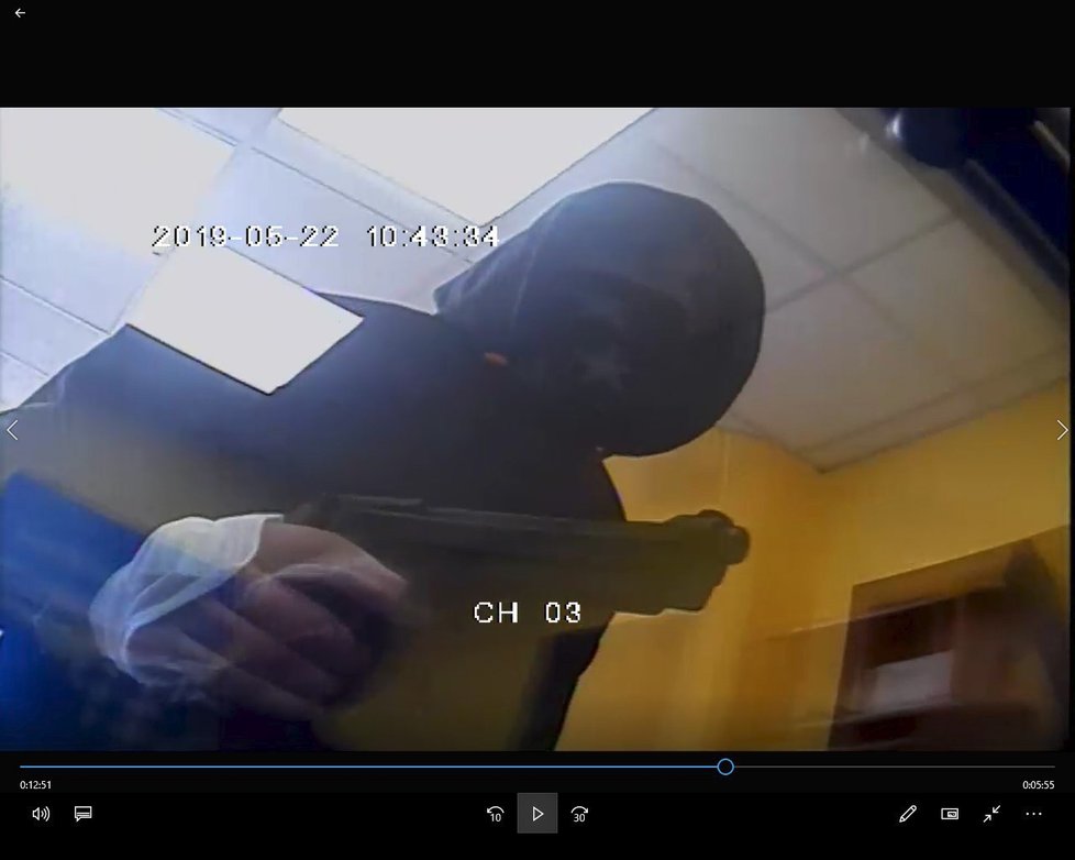 Neznámý pachatel s pistolí přepadl ve středu v Havířově směnárníka.