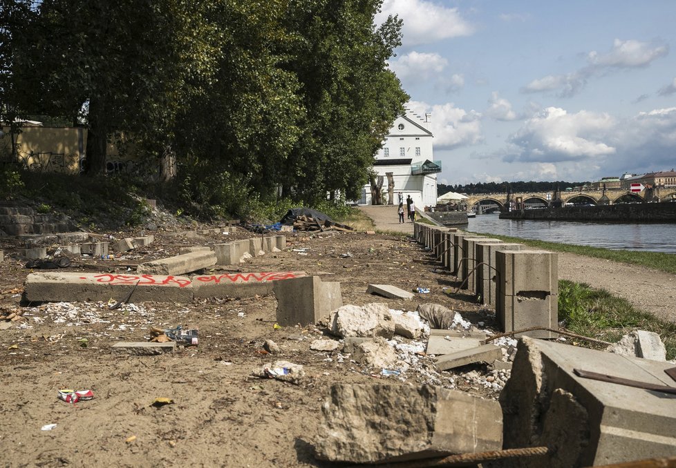 Pohledy z Kampy na Karlův most kazí odpadky.