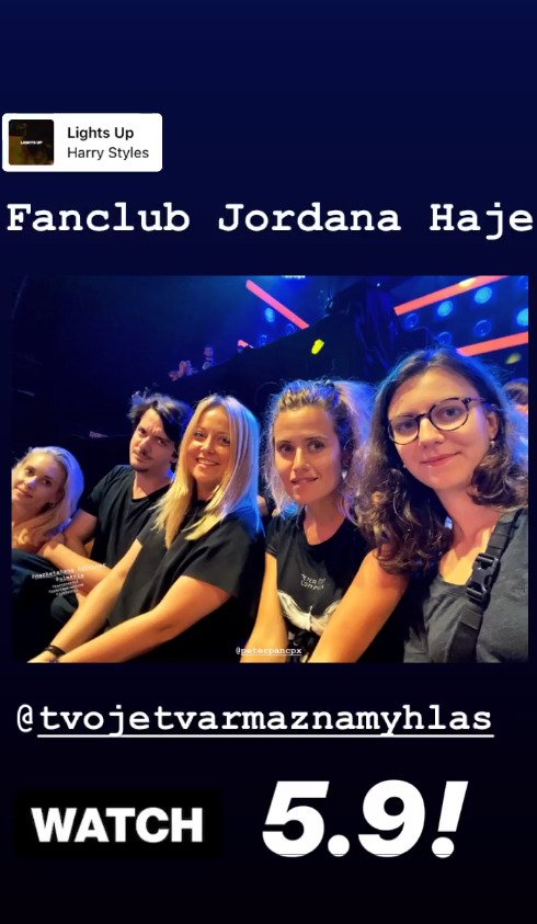 Fanclub Jordana Haje, uprostřed sedí Emma Smetana