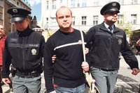 Řidič Tykadlo dostal podmínku za vyhýbání se vězení! Podpořil ho atentátník Vondrouš