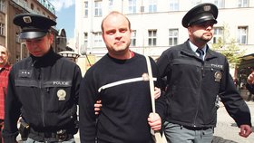Řidič Tykadlo při zatčení na loňské demonstraci odborů: Nástupu do vězení se však vyhýbal