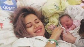 Emma Smetana zveřejnila fotku z porodnice.