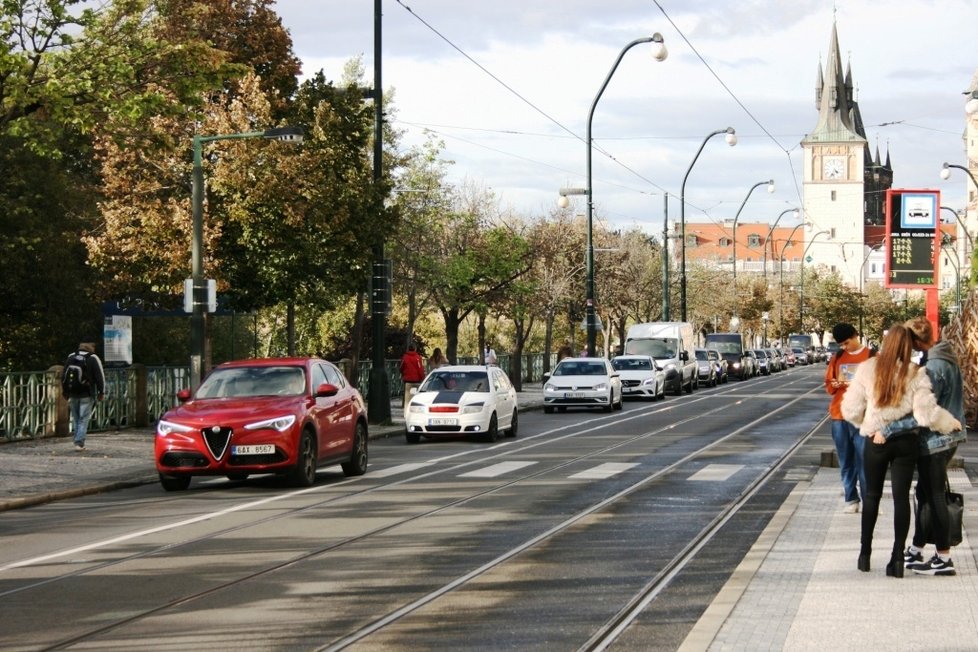 Smetanovo nábřeží se letos v květnu proměnilo v pěší zónu.