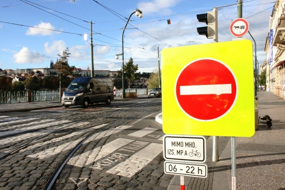 Kvůli pracím na vozovce v blízkých ulicích budou dočasně odstraněny ostrůvky na Smetanově nábřeží. Na nějaký čas se sem tak vrátí automobilový provoz v obou směrech. (ilustrační foto)