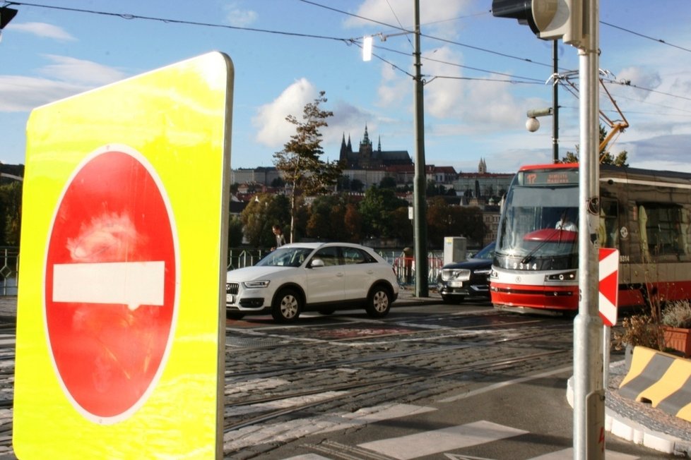 Smetanovo nábřeží se loni v květnu proměnilo v pěší zónu.