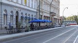 Opravy na Smetanově nábřeží: Nová zastávka, chodníky i aleje. Doprava už omezena nebude