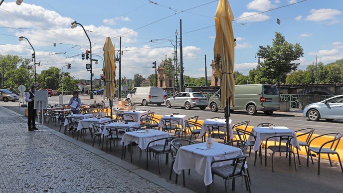 Restauratéři se teprve vzpamatovávají z těžkého propadu poptávky. Na snímku Smetanovou nábřeží v Praze.