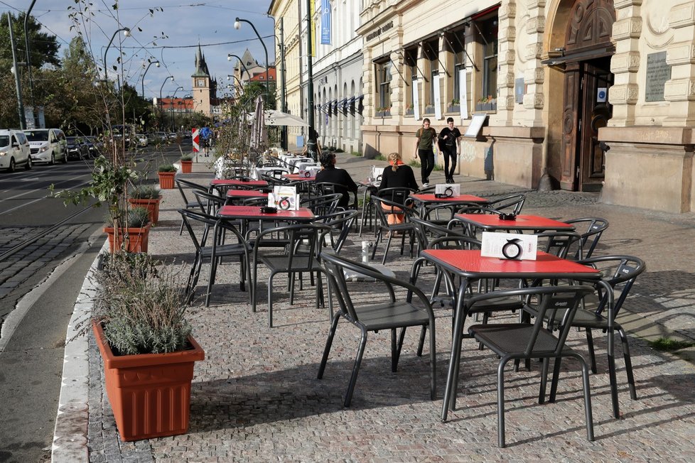 Smetanovo nábřeží v několika červencových dnech a začátkem září, kdy bylo hezky, zelo prázdnotou.