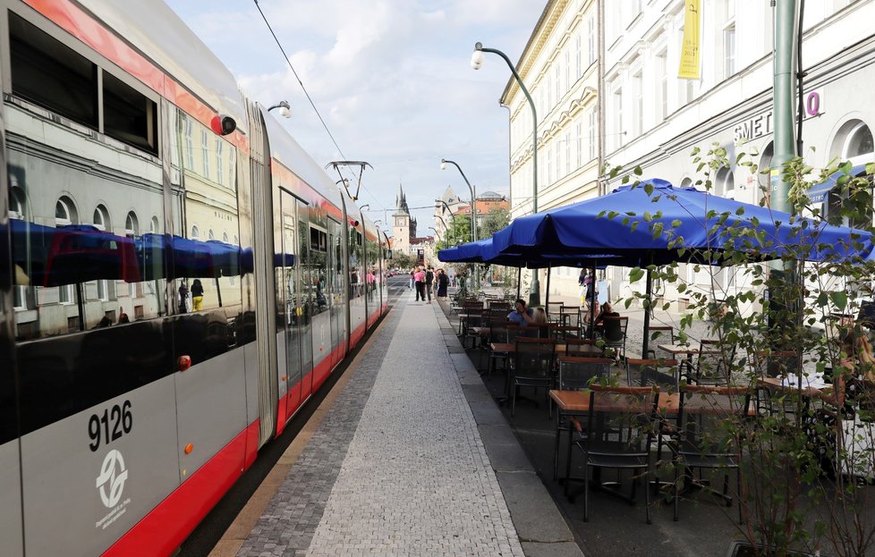 Smetanovo nábřeží v několika červencových dnech a začátkem září, kdy bylo hezky, zelo prázdnotou. Opatření, které mnozí kritizují, ale hodlá náměstek primátora Adam Scheinherr zachovat i v roce 2021.