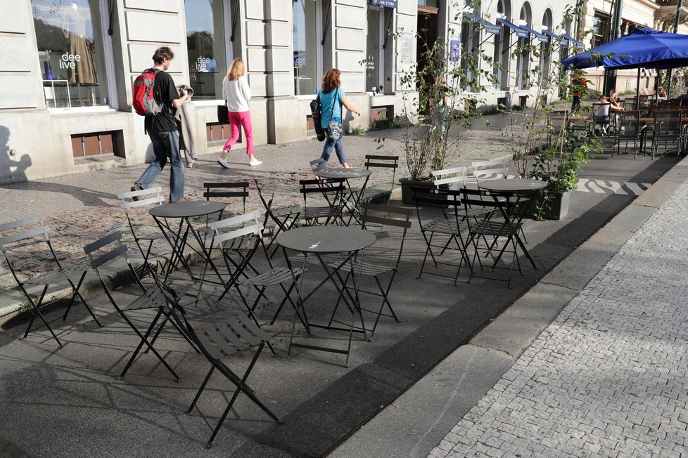 Smetanovo nábřeží v několika červencových dnech a začátkem září, kdy bylo hezky, zelo prázdnotou. Opatření, které mnozí kritizují, ale hodlá náměstek primátora Adam Scheinherr zachovat i v roce 2021.