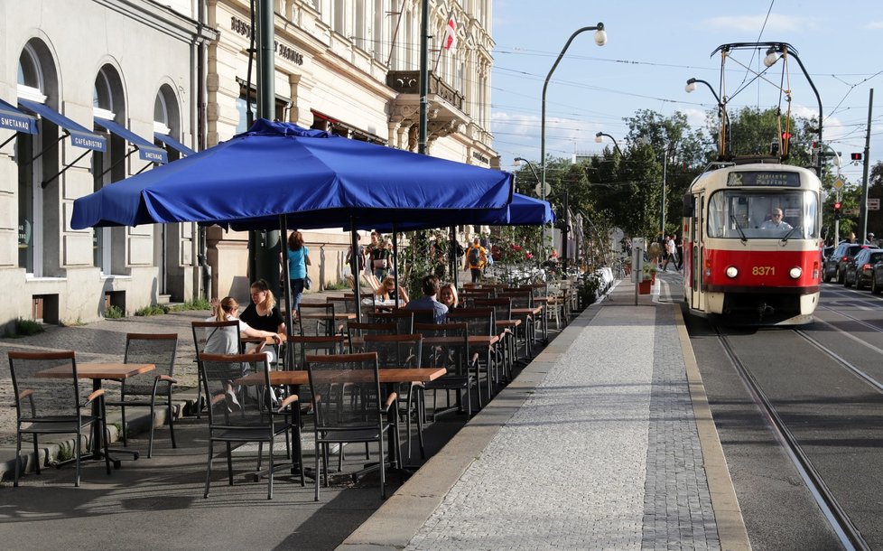 Smetanovo nábřeží v několika červencových dnech a začátkem září, kdy bylo hezky, zelo prázdnotou.