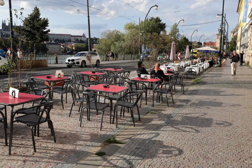 Smetanovo nábřeží v několika červencových dnech a začátkem září, kdy bylo hezky, zelo prázdnotou. Opatření, které mnozí kritizují, ale hodlá náměstek primátora Adam Scheinherr zachovat i v roce 2021.