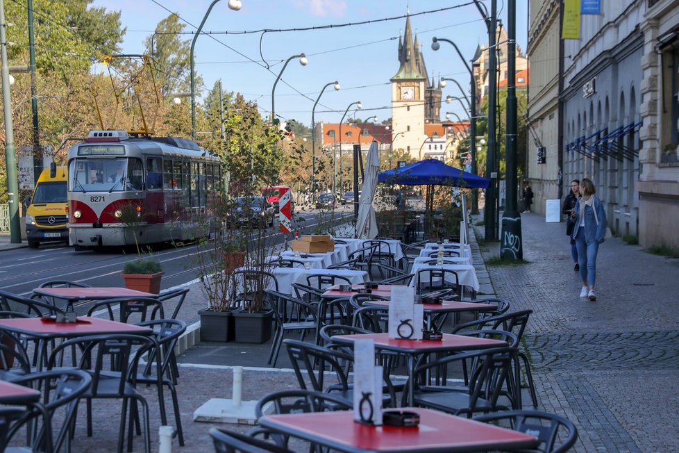 Smetanovo nábřeží v několika červencových dnech a začátkem září, kdy bylo hezky, zelo prázdnotou. Opatření, které mnozí kritizují, ale hodlá náměstek primátora Adam Scheinherr zachovat i v roce 2021.