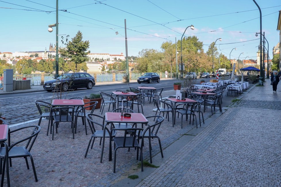 Smetanovo nábřeží v několika červencových dnech a začátkem září, kdy bylo hezky, zelo prázdnotou.