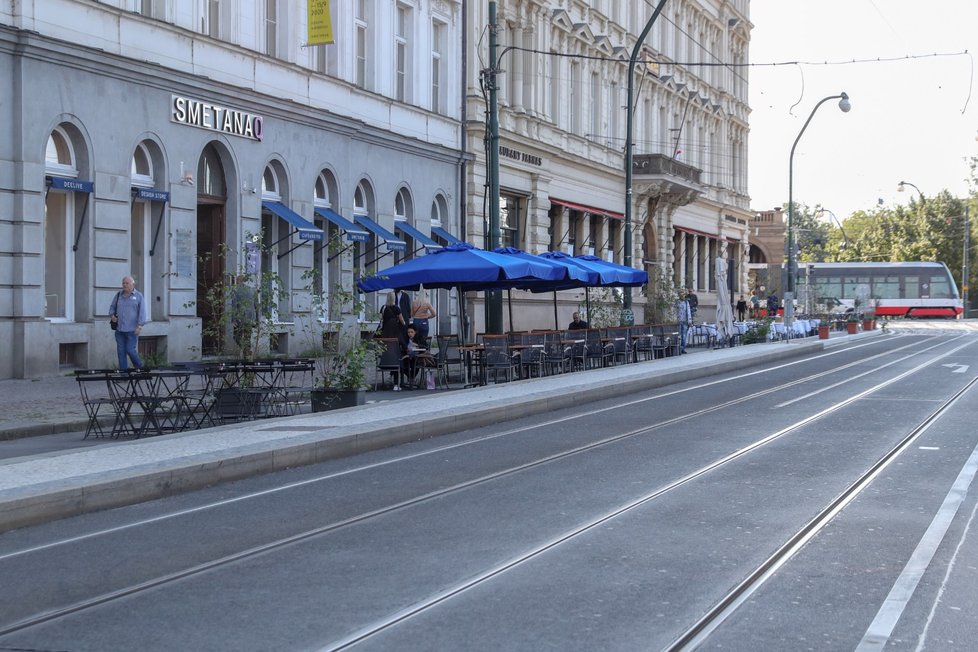 Smetanovo nábřeží v několika červencových dnech a začátkem září, kdy bylo hezky, zelo prázdnotou.