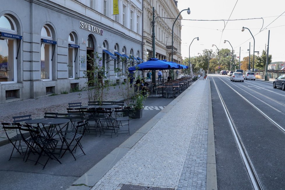 Smetanovo nábřeží v několika červencových dnech a začátkem září, kdy bylo hezky, zelo prázdnotou. Opatření, které mnozí kritizují, ale hodlá náměstek primátora Adam Scheinherr zachovat i v roce 2021.