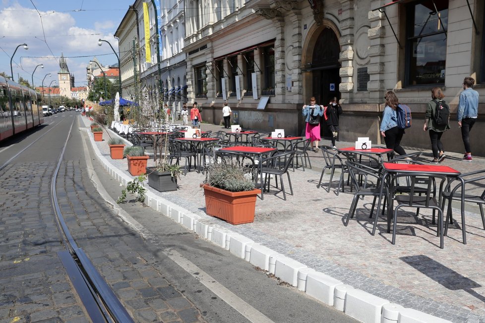 Smetanovo nábřeží v několika červencových dnech a začátkem září, kdy bylo hezky, zelo prázdnotou.