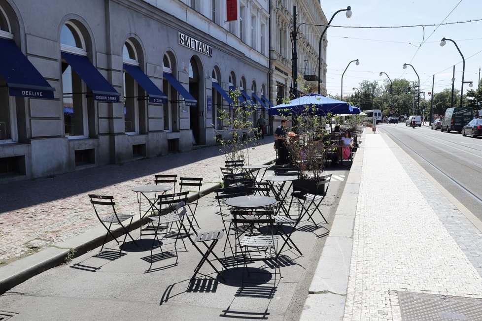 Smetanovo nábřeží v několika červencových dnech a začátkem září, kdy bylo hezky, zelo prázdnotou.