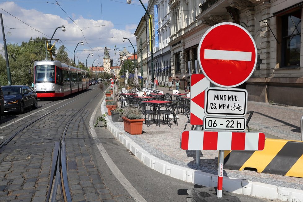 Smetanovo nábřeží v několika červencových dnech a začátkem září, kdy bylo hezky, zelo prázdnotou.