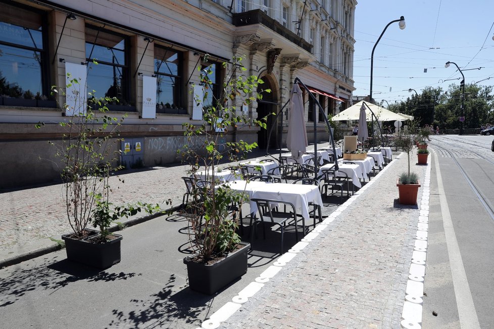 Po většinu času liduprázdné, takové byly v létě takzvané Hřibovy zahrádky. Kolik úpravy nábřeží stály, prozradil magistrát až nyní.