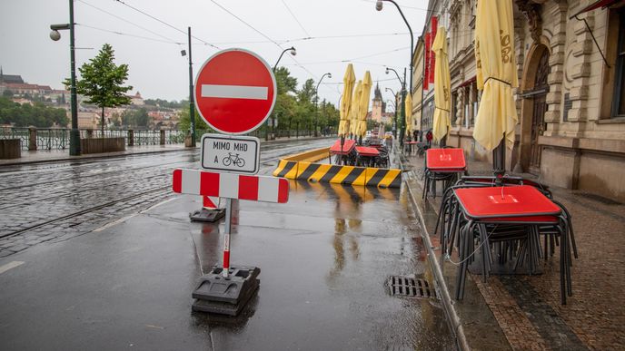 Polovinu Smetanova nábřeží v Praze uzavírají betonové zátarasy