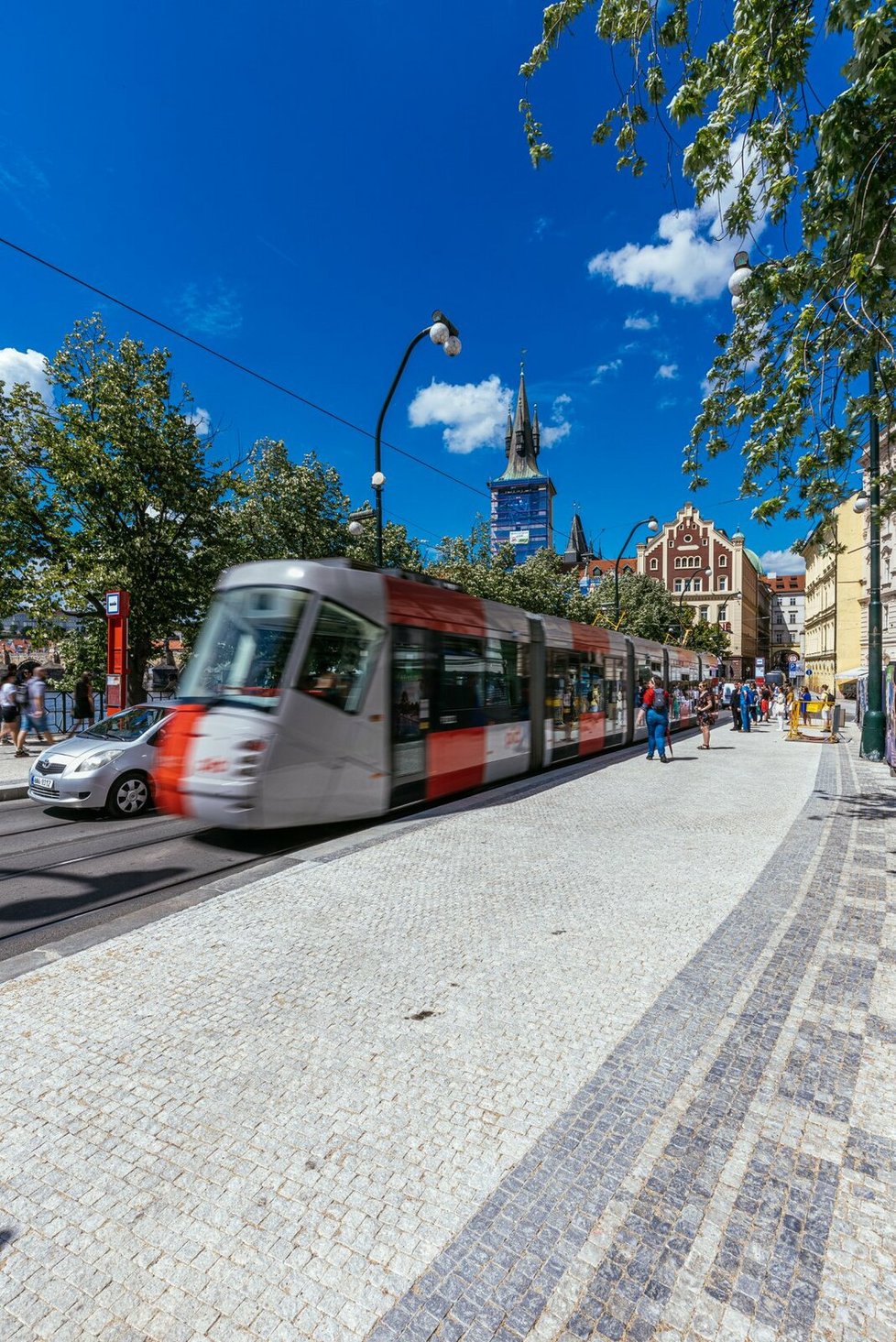 Smetanovo nábřeží se mění k nepoznání. Vyzazeno zde bylo i 17 nových stromů