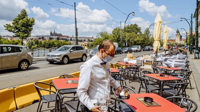 Návštěvníci venkovního posezení mohou obdivovat Pražský hrad. Metropole však zůstává hluboko pod lednovou návštěvností.