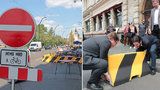 Magistrát nechal odstranit kontroverzní betonové bloky: Na Smetanovo nábřeží se vrátí auta, ale jen v noci 