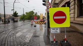 Chodící vetřelci vs. motorizovaní predátoři aneb absurdní válka o pár dlažebních kostek v centru Prahy